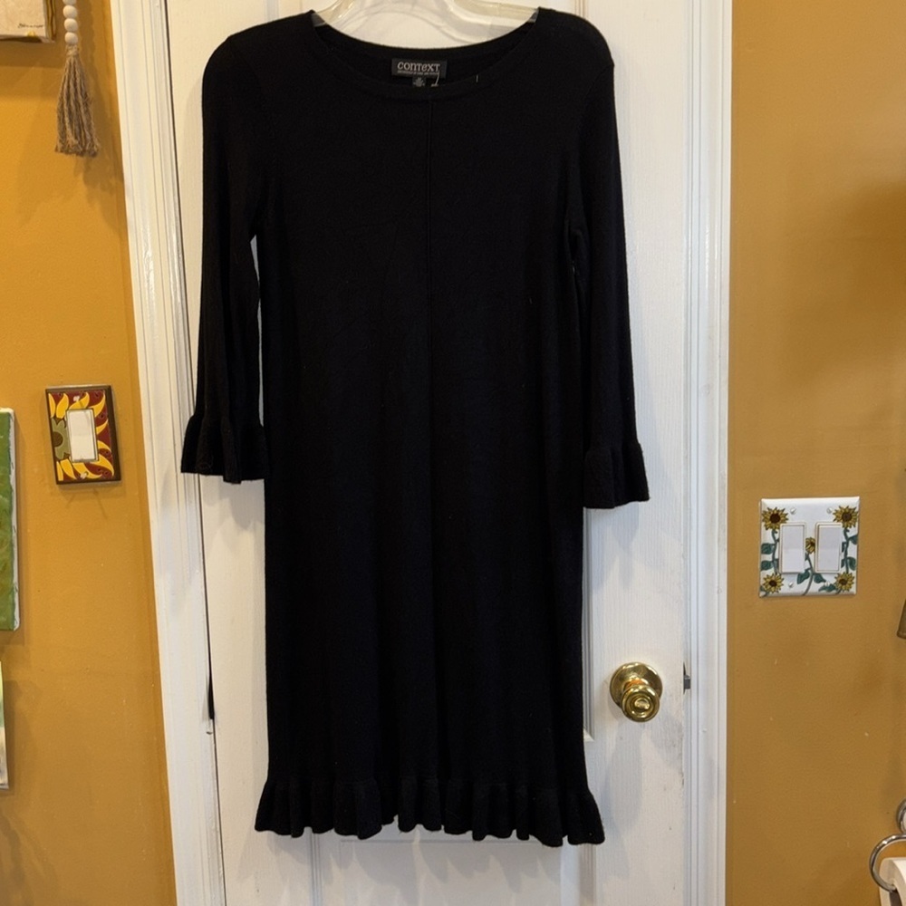 CONTEXT BRAND BLACK SWEATER DRESS
LONG SLEEVE WITH RUFFLE ON CUFF AND BOTTOM HEM